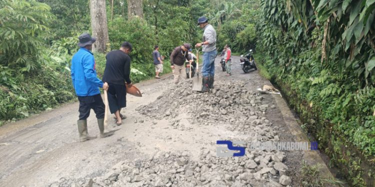 Jalan Cipanas Viral di Medsos, Pemdes Kabandungan Bersama Dinas PU Lakukan Perbaikan Darurat