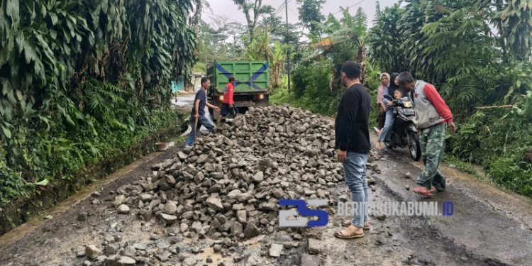 Respons Cepat! Dinas PU Sukabumi Tangani Jalan Rusak Cipanas yang Viral