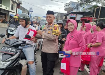 Polsek Cicurug Bagikan Takjil dan Santunan Anak Yatim-Warakawuri di Bulan Suci Ramadan