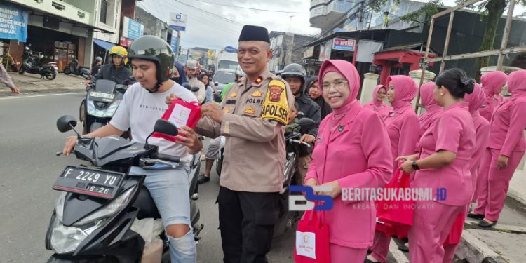 Polsek Cicurug Bagikan Takjil dan Santunan Anak Yatim-Warakawuri di Bulan Suci Ramadan
