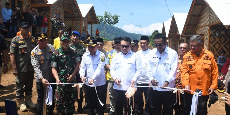 Dampingi Penasihat Khusus Presiden Resmikan Huntap, Bupati Minta Warga Jaga Lingkungan