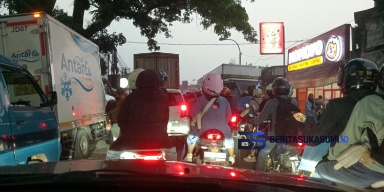 Kemacetan Kronis di Jalan Nasional Sukabumi-Bogor: Dampak Jam Pulang Karyawan Pabrik Garment di Cicurug Menjadi Keluhan Warga