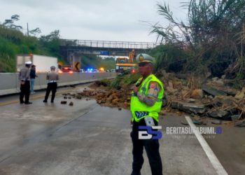 Longsor Tutup KM 72 Tol Parungkuda, Lalu Lintas Dialihkan ke Exit Cigombong