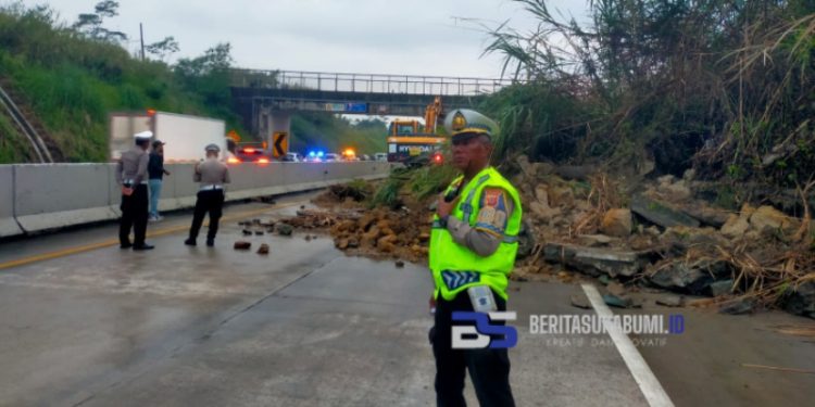 Longsor Tutup KM 72 Tol Parungkuda, Lalu Lintas Dialihkan ke Exit Cigombong