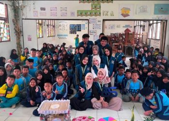 Dari Sampah Jadi Karya Kreatif, Mahasiswa KKN UMMI Ajak Siswa MI Kopeng Sulap Plastik Jadi Ecobrick