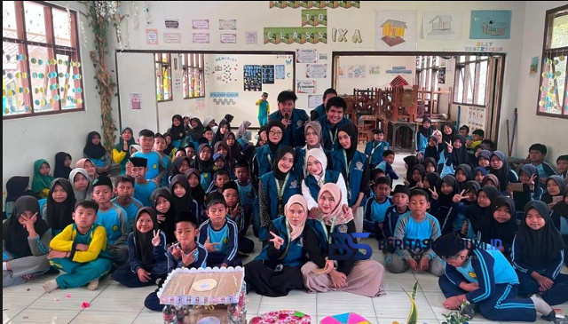 Dari Sampah Jadi Karya Kreatif, Mahasiswa KKN UMMI Ajak Siswa MI Kopeng Sulap Plastik Jadi Ecobrick