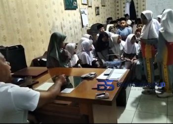 “Mari Berbagi Selagi Kita Masih Berdiri”, Kades Cisaat Kumpulkan Puluhan Anak Yatim, Berdoa Bersama Sebelum Santunan