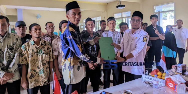 24 Ketua RT Se-Desa Caringin Dilantik, Kades Parid Rudin: Sinergi Kunci Kemajuan Bersama