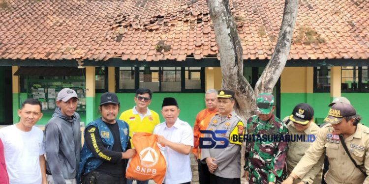 Wakil Bupati Sukabumi Turun Langsung Tinjau Dampak Angin Puting Beliung di Cicurug, Bawa Bantuan Sembako dan Material Bangunan